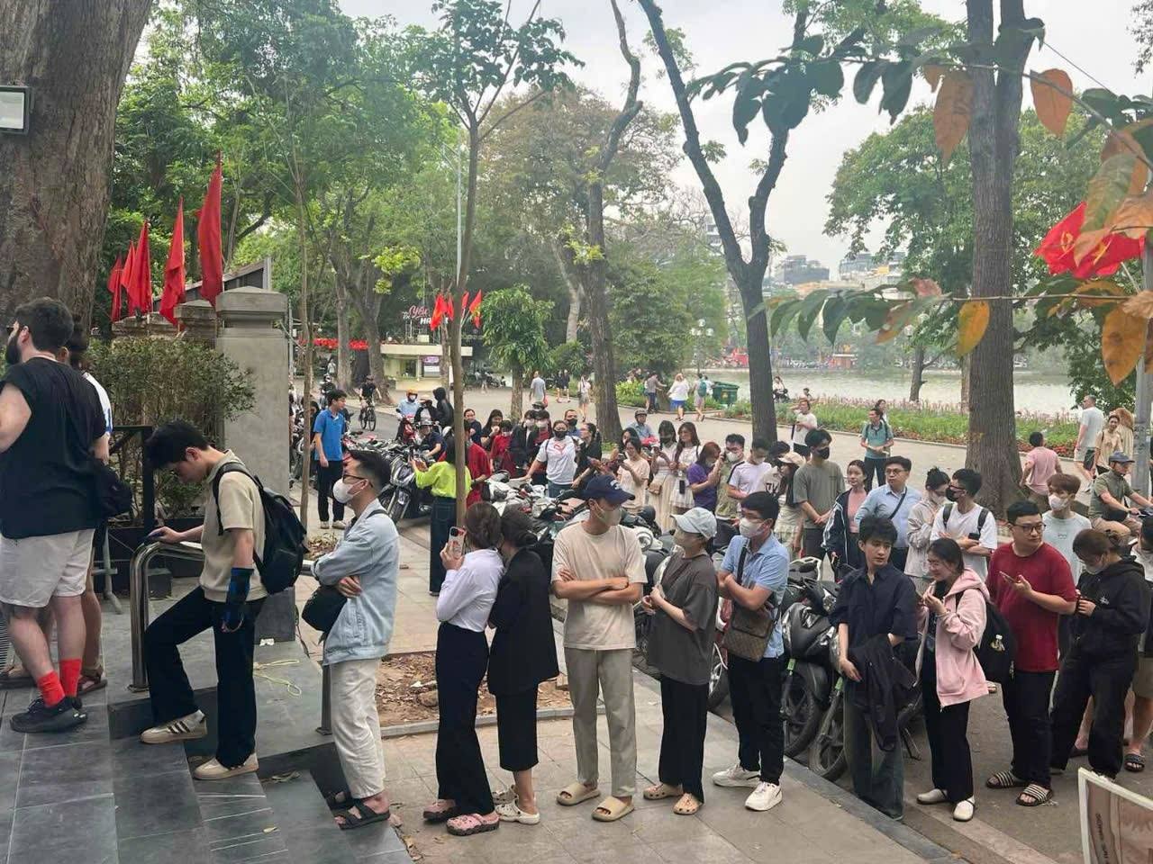 gioi_tre_xep_hang_vao_tham_quan_trien_lam_bao_nhan_dan.jpg
