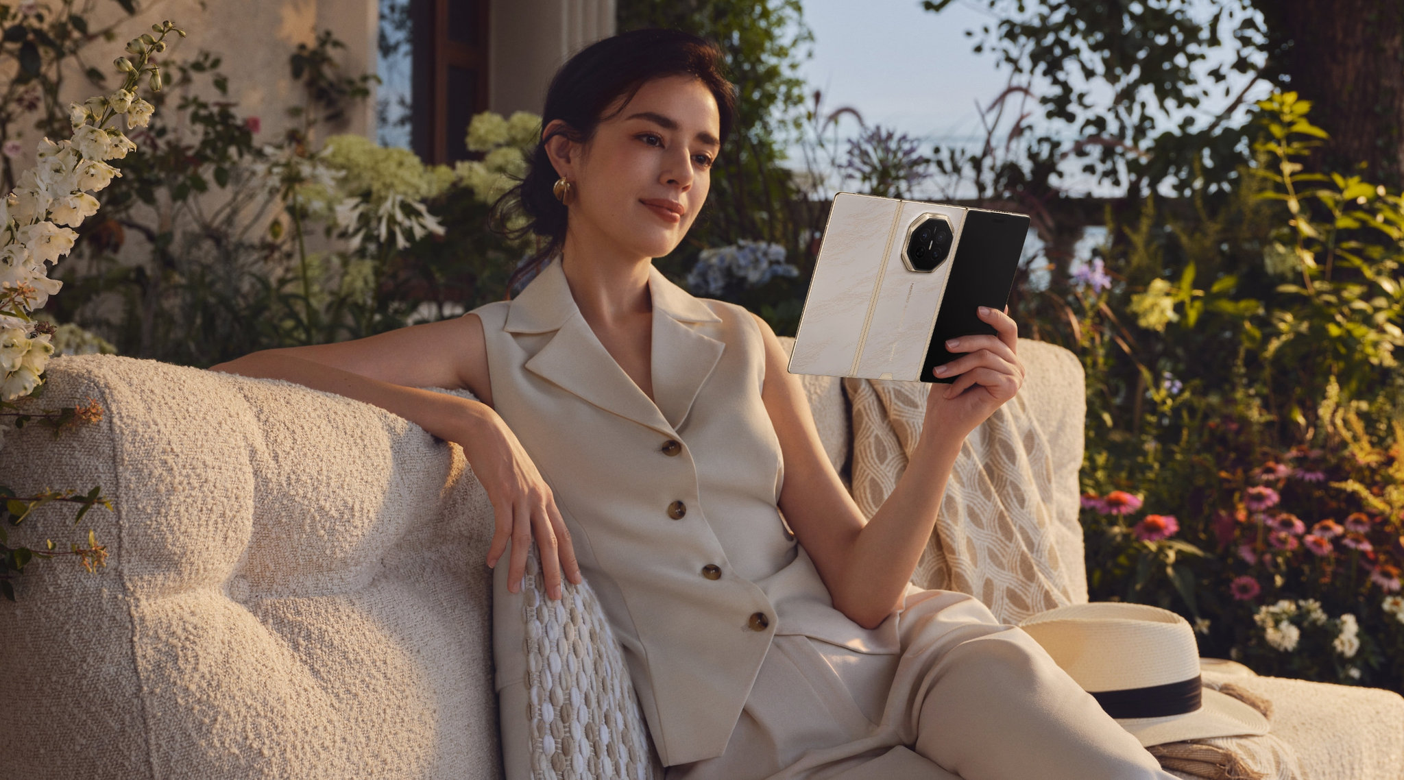 Người dùng cầm Mate XT 2 màu trắng sáng