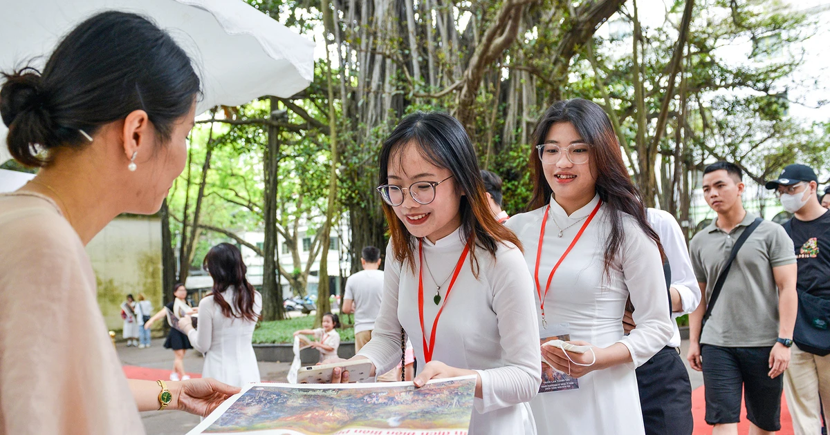 Báo Nhân Dân tặng bạn đọc 100.000 bản phụ san tranh panorama 'Chiến dịch Điện Biên Phủ'