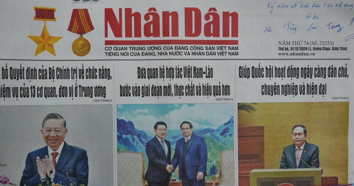 Chúng tôi cùng nhau ký tên lên tờ báo Nhân Dân hàng ngày để làm kỷ niệm